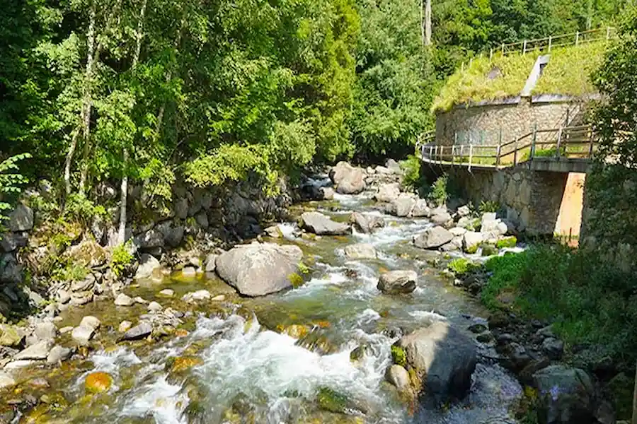Siguiendo el curso del río Valira en Andorra