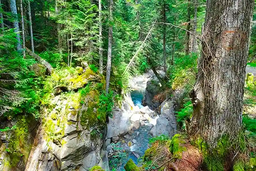 Otra postal espectacular del río Rioumajou y las montañas