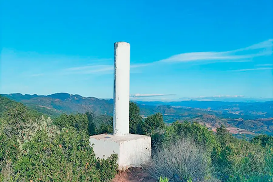 Vértice geodésico en la cima de la montaña