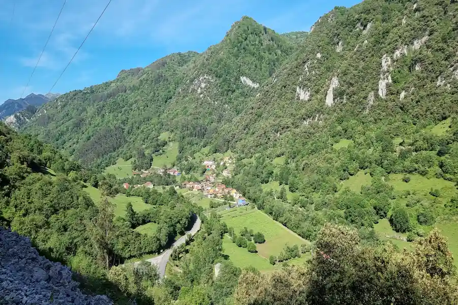Pueblo de Villanueva en Asturias Vista panorámica del pueblo de Villanueva, punto de inicio de la ruta del Desfiladero de las Xanas