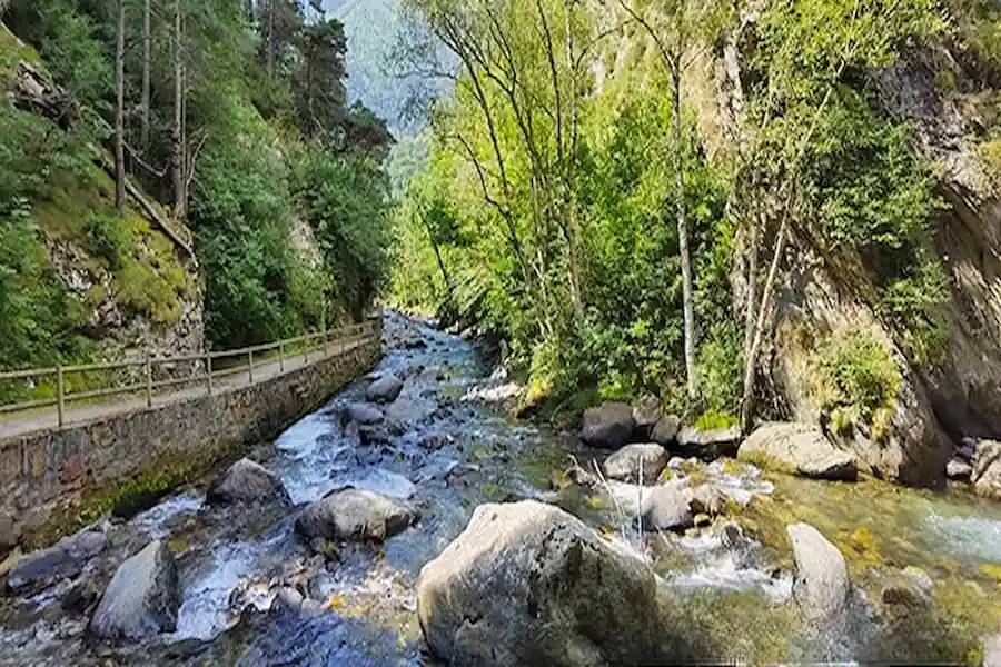Vistas panorámicas del río Valira desde el Rec del Solà