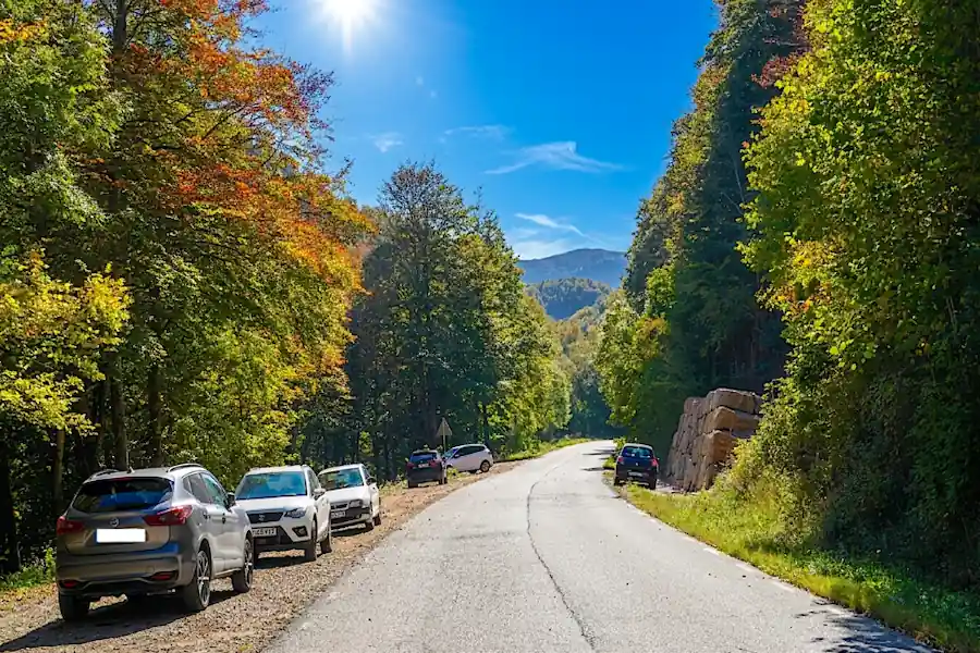 Aparcamiento de la Grevolosa Zona de aparcamiento para iniciar la ruta del Bosque de la Grevolosa