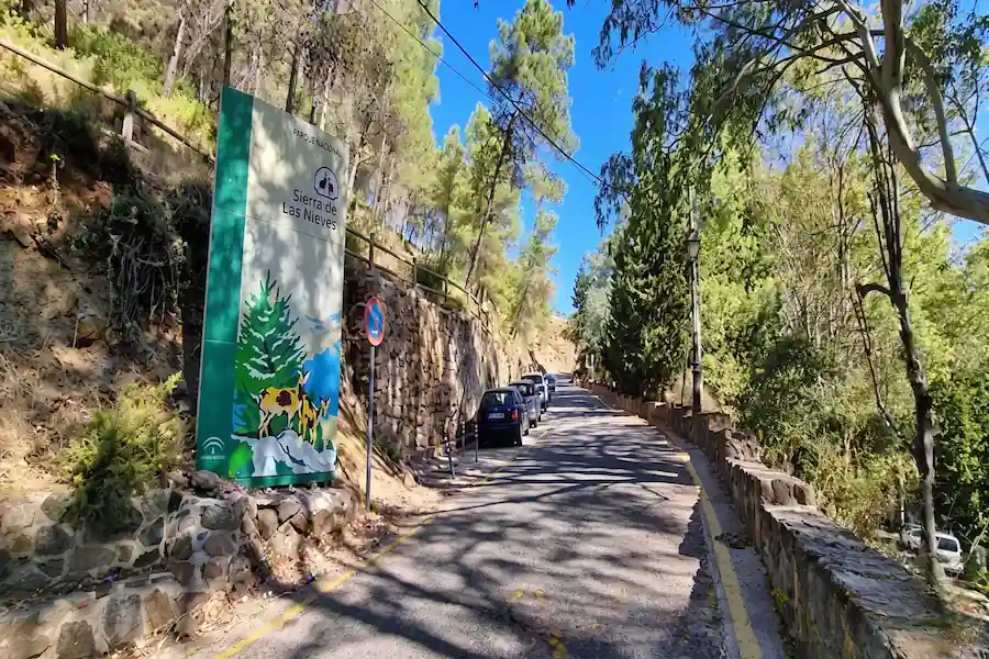 Aparcamiento para el sendero de las cascadas en Tolox