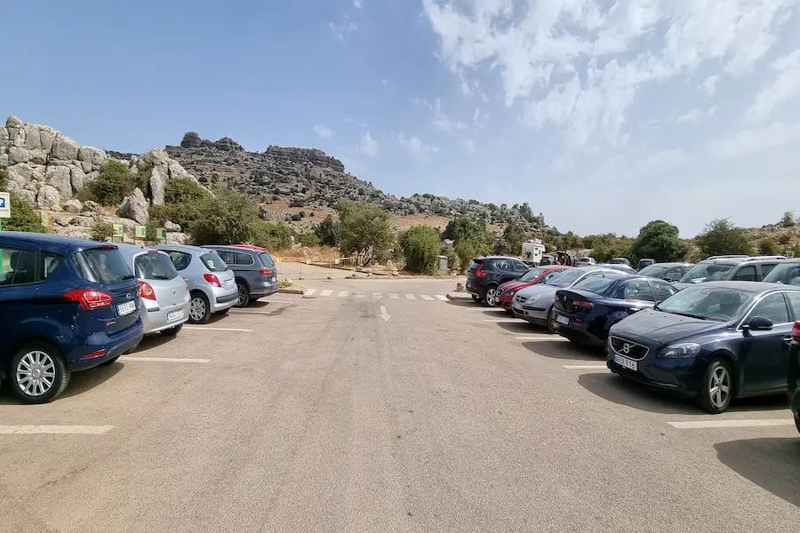 Zona de aparcamiento en el Centro de Visitantes del Torcal de Antequera
