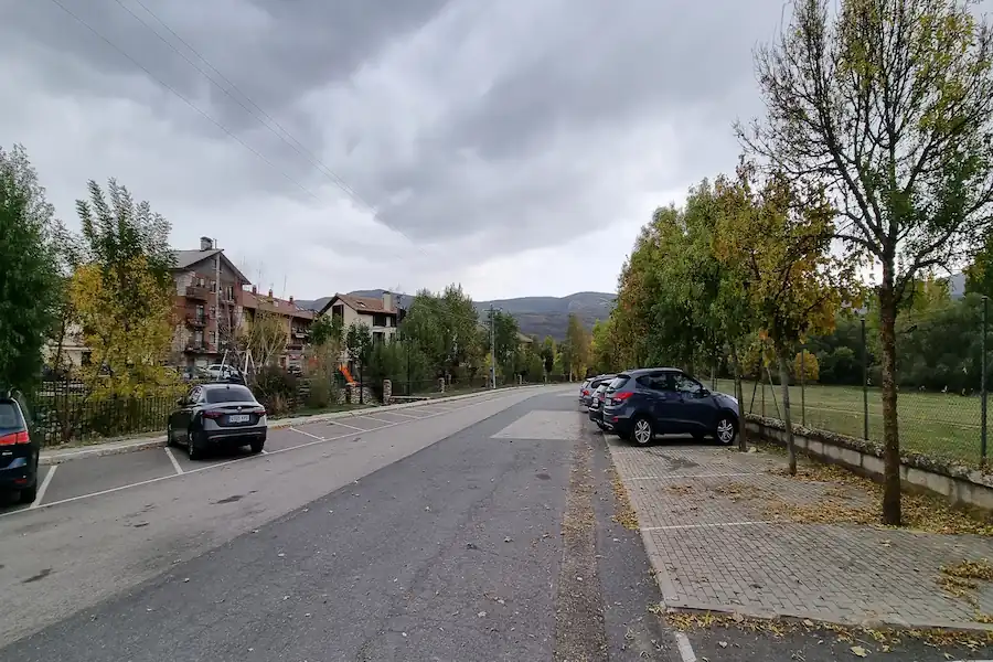 Zona de aparcamiento para iniciar la ruta del Bosque Finlandés