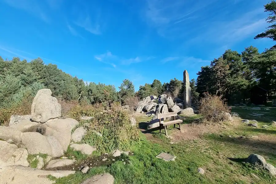 Vista del Área Recreativa del Puerto de Canencia rodeada de naturaleza