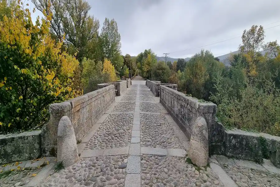 Senderista caminando por el histórico Puente del Perdón