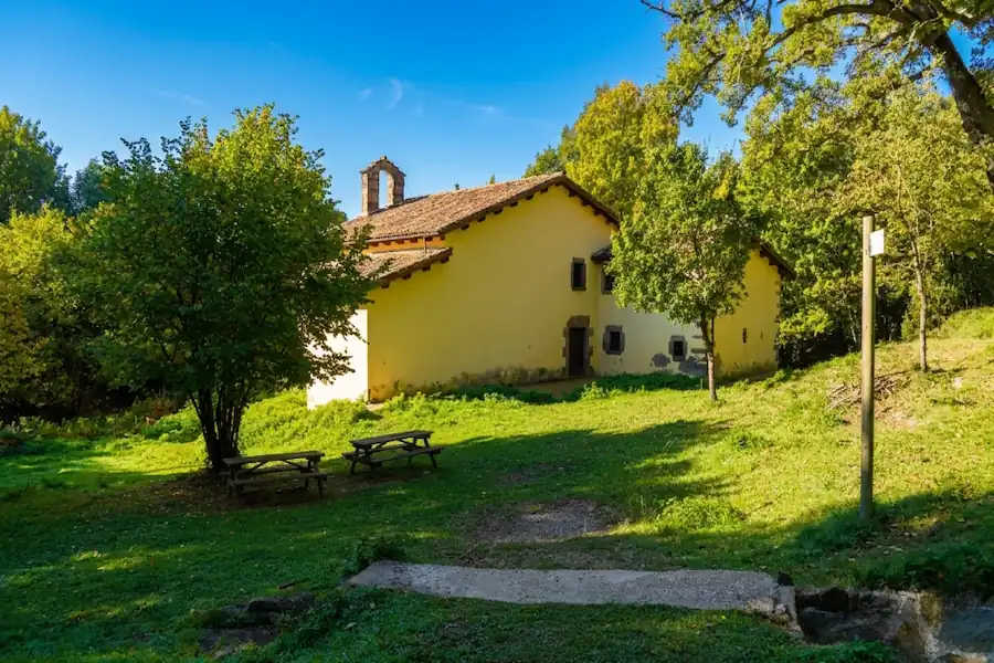 Ermita de San Nazario Fachada de la rústica Capilla de San Nazario en medio del bosque