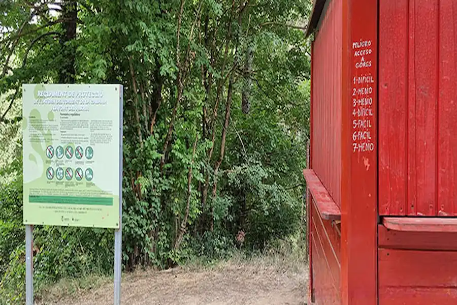 Caseta de información al inicio de la ruta en Campdevànol