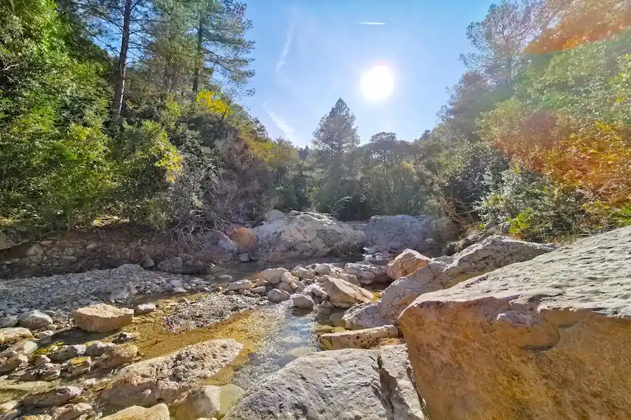 Senderistas cruzando el río en los Gorgs