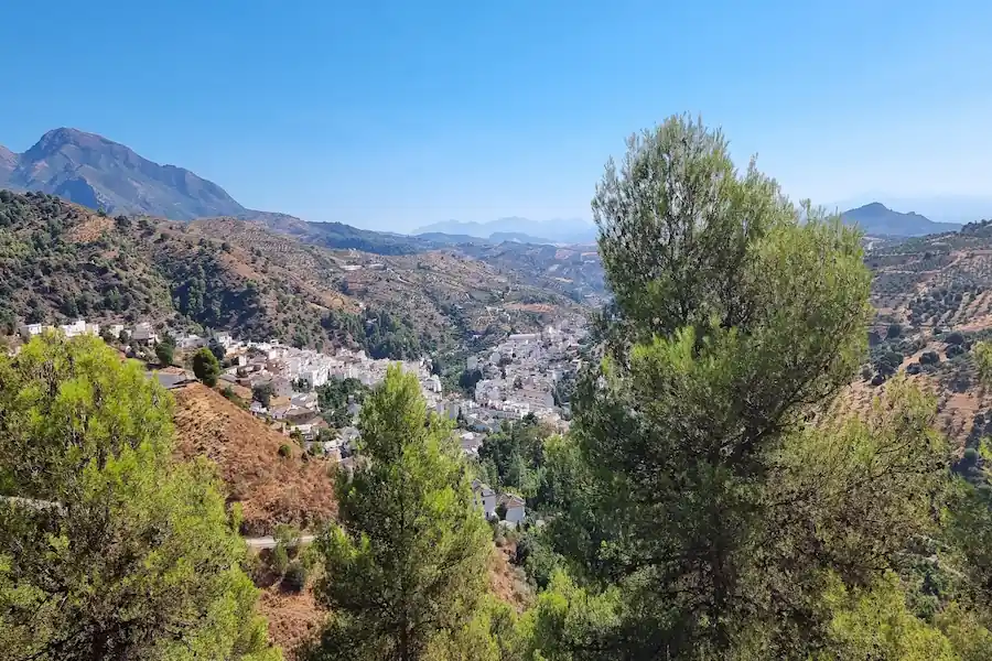 Panorámica del sendero con el pueblo de Tolox de fondo