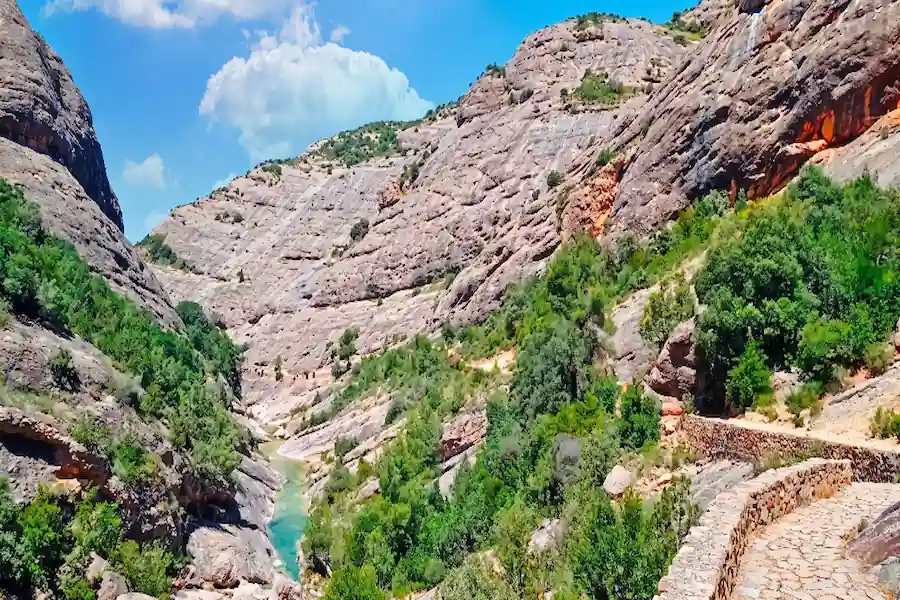 Impresionantes muros de roca caliza en los Estrets d'Arnes