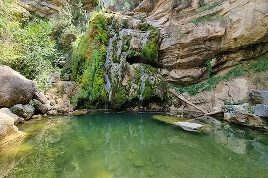 Salto de agua en el Gorg de la Cabana