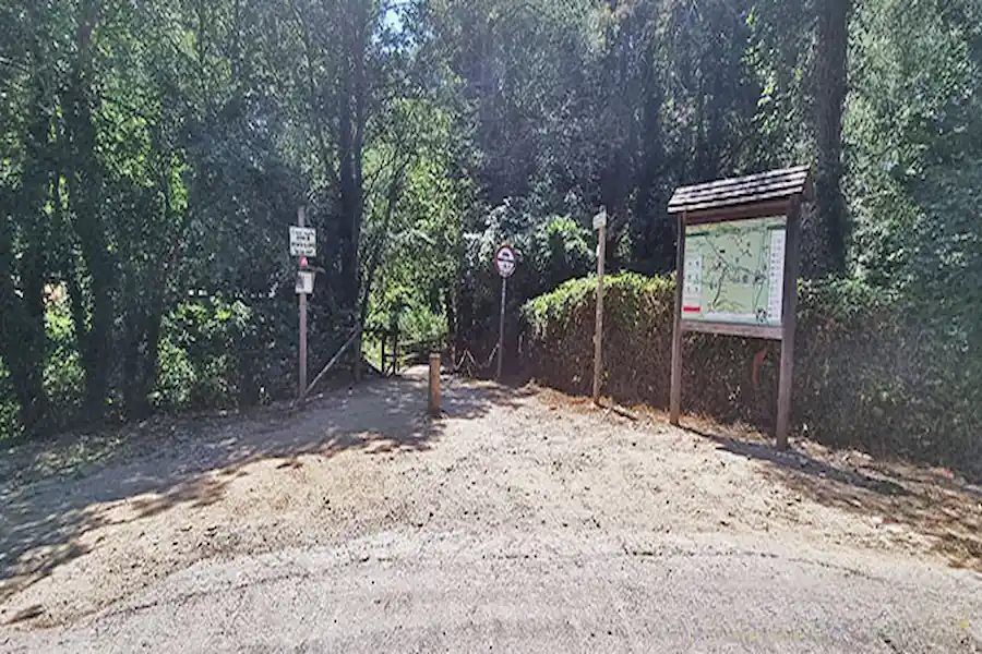 Sendero principal que marca el inicio de la ruta dels 7 Gorgs