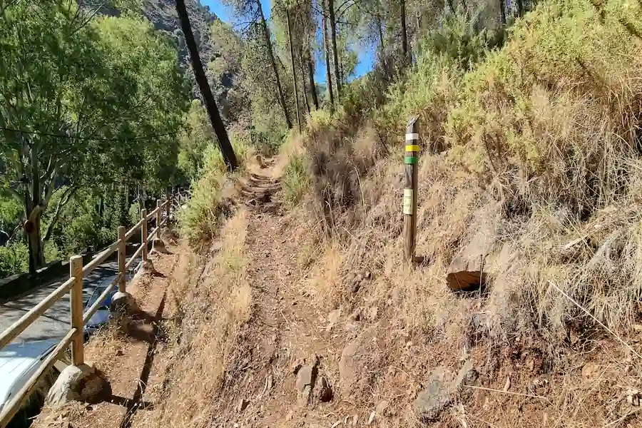 Cartel indicativo del inicio del Sendero Las Cascadas