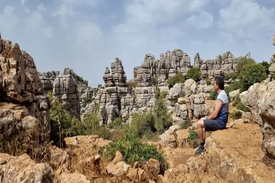 Una pausa en el camino para admirar el entorno mágico del Torcal
