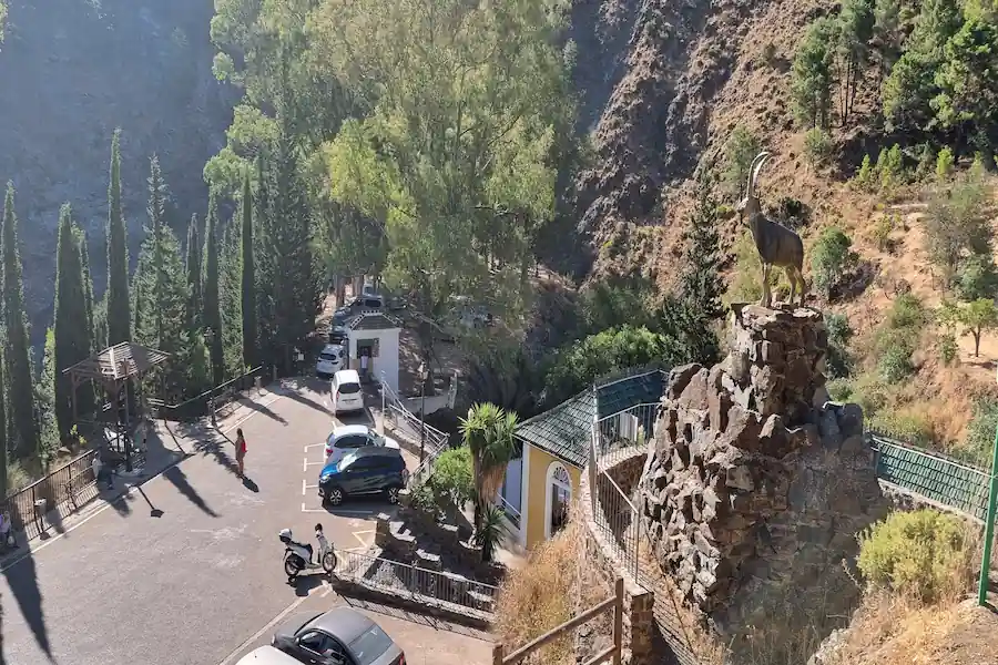 Monumento dedicado a la cabra hispánica en la Sierra de las Nieves