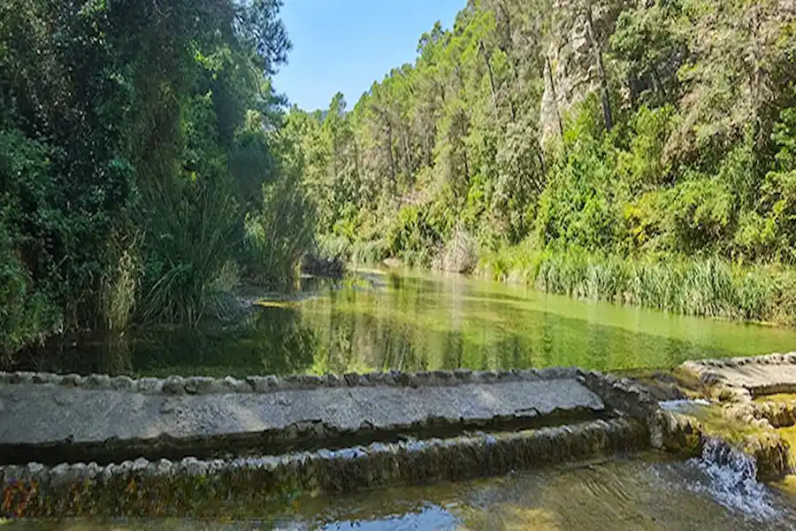 Pequeño embalse de aguas transparentes encontrado durante la ruta de senderismo