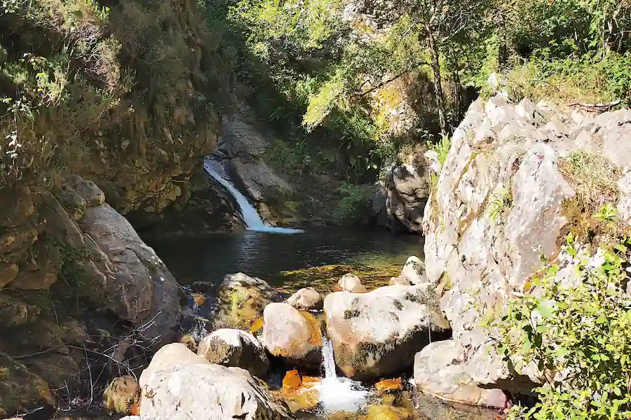 Poza y salto de agua en el río