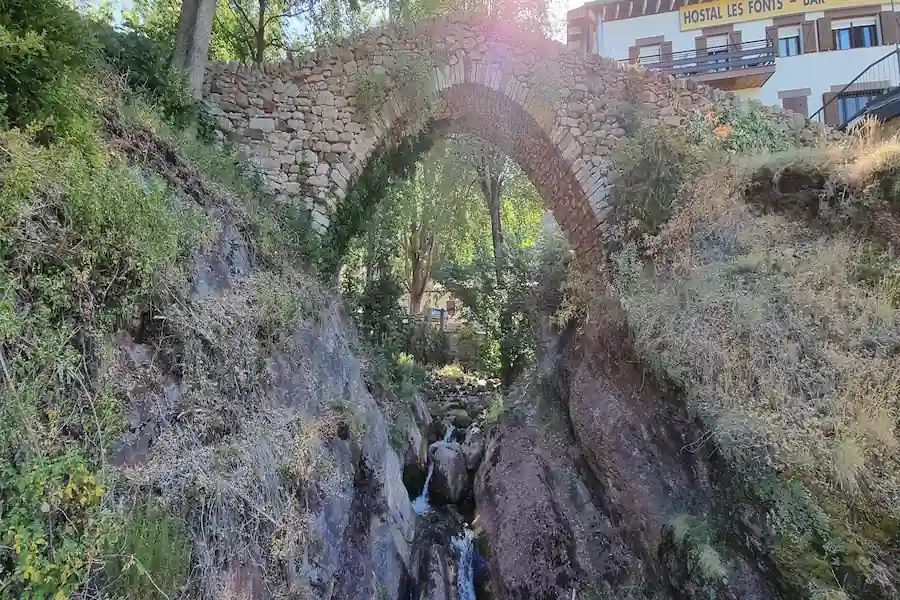 Puente del Hostal Puente al lado del hostal les fonts