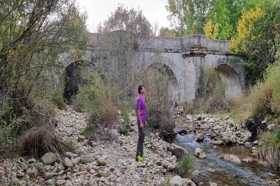 Vista frontal de los arcos del Puente del Perdón