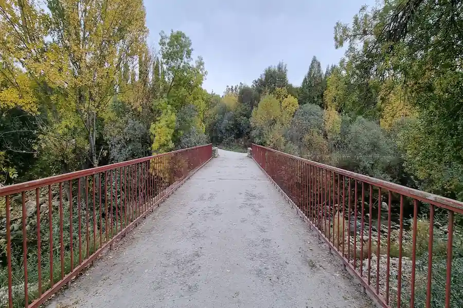 Puente cruzando el cauce del río Lozoya