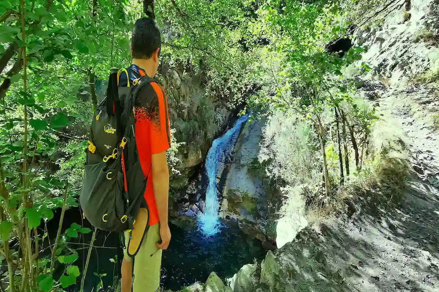 Salto de agua al lado del sendero