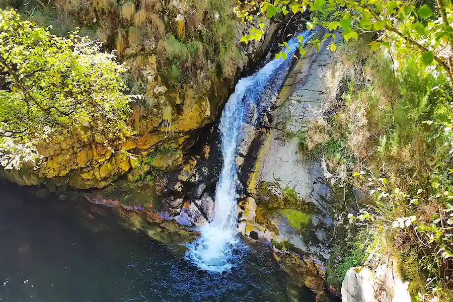 Salto de agua en el río del Alba