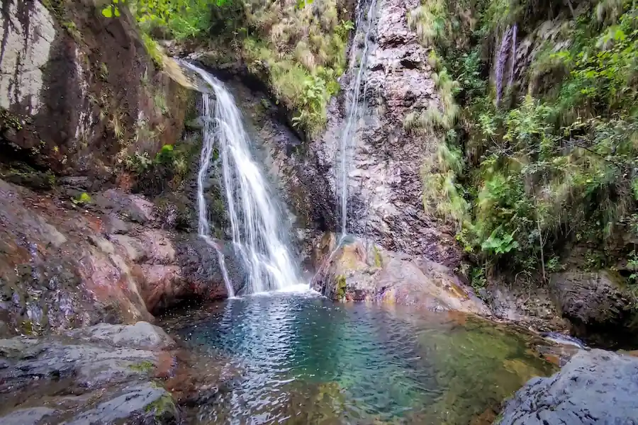 Salto de agua y poza