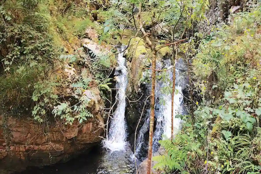 Varios saltos de agua en el río del Alba