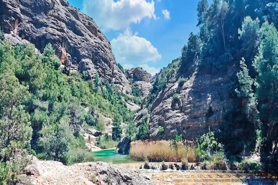 Impresionante salto de agua y cascada principal en el Toll Blau, Arnes